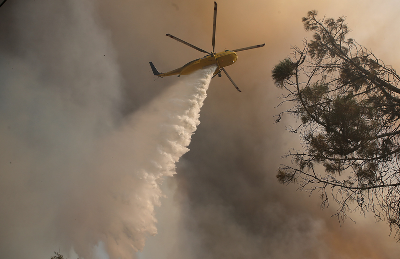 Illustration for article titled California Burning: Dramatic Photos Of Firefighters In Action